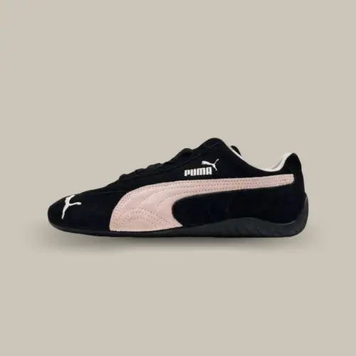 La Puma Speedcat OG Black Mauve Mist vue de côté avec sa tige en daim noir et sa bande Puma de couleur rose pâle. On retrouve le logo blanc sur l'avant de la chaussure et au dessus de la bande.