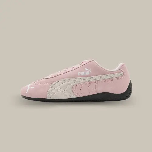 La Puma Speedcat OG Pink White vue de côté avec sa tige en daim rose pastel et sa bande puma blanche assortie au logo.