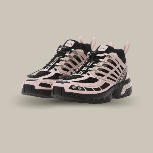 Paire de Salomon ACS Pro Black Icy Pink rose et noire, vue de trois quarts – sneaker Salomon disponible sur OFFSNEAKZ.