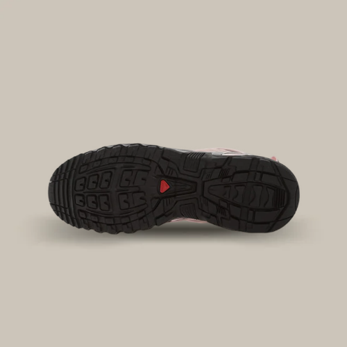 Semelle extérieure de la Salomon ACS Pro Black Icy Pink noire, vue de dessous – sneaker technique disponible sur OFFSNEAKZ.