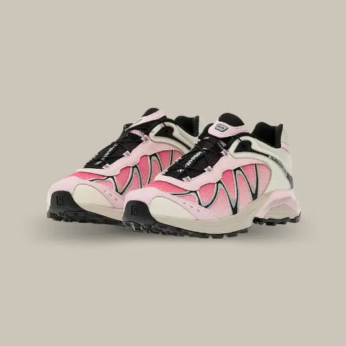 Salomon XT-Whisper Fairy Tale Black vue avant en paire – sneaker technique rose et noire en vente sur Offsneakz.