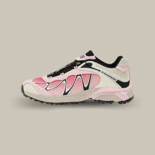 Salomon XT-Whisper Fairy Tale Black vue latérale – sneaker trail rose et noire disponible sur Offsneakz.