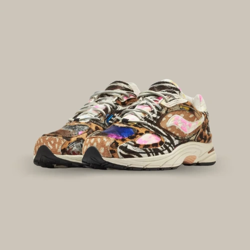 Paire de Saucony Grid Jazz 9 x Westside Gunn Awesome God multicolore en fausse fourrure, vue de trois quarts – OFFSNEAKZ.