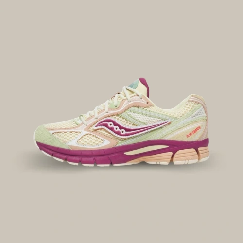 Saucony ProGrid Guide 7 x Stan Birch Cream Mauve, sneaker crème rose et verte vue de profil – disponible sur OFFSNEAKZ.