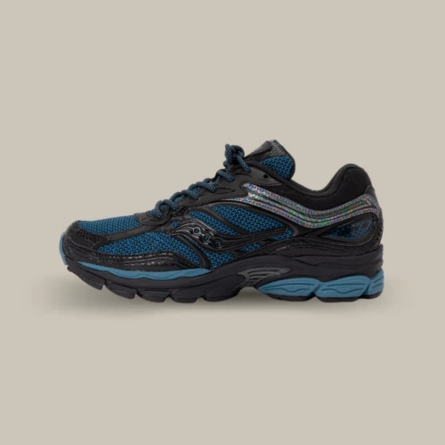 Saucony ProGrid Omni 9 Glowaconstrictor Black Glow noire et bleue avec empiècements effet reptile et détails iridescents, vue de profil – OFFSNEAKZ.