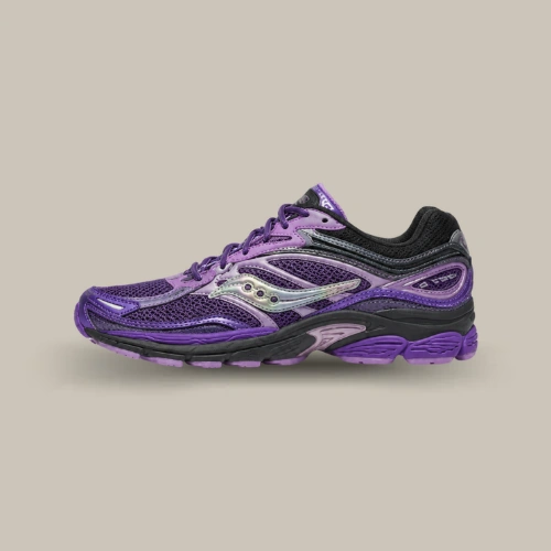 Saucony ProGrid Omni 9 Glowaconstrictor Pink Glowa violette et noire avec détails argentés et iridescents, vue de profil – disponible sur OFFSNEAKZ.