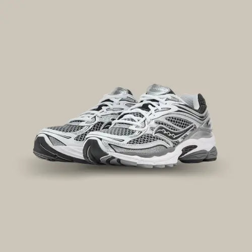Paire de Saucony ProGrid Omni 9 Grey Silver Black avec finitions métalliques et technologie ProGrid - Ofsneakz.