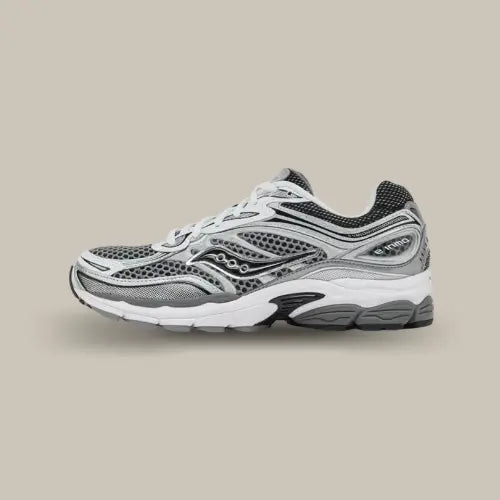 Profil de la Saucony ProGrid Omni 9 Grey Silver Black au design running rétro Y2K - Offsneakz.