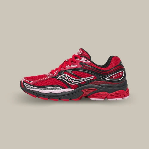 Saucony ProGrid Omni 9 Saint Valentin rouge noire et argentée – sneaker rétro running Y2K vue de profil. Disponible sur Offsneakz.