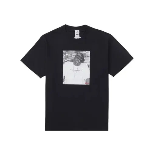 T-shirt noir Supreme Jordan Biggie S/S avec imprimé photo noir et blanc de Biggie Smalls et logos Supreme et Jordan. Disponible sur Offsneakz.