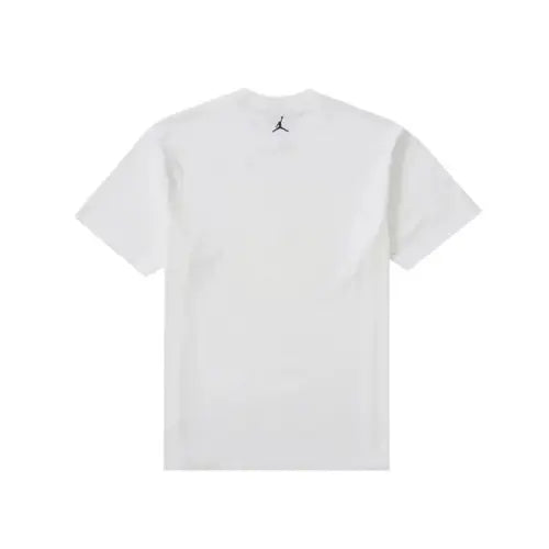 Dos du Supreme Jordan Biggie S/S T-shirt White avec logo Jumpman noir brodé au col, collaboration entre Supreme et Jordan en coton blanc. Disponible sur Offsneakz.