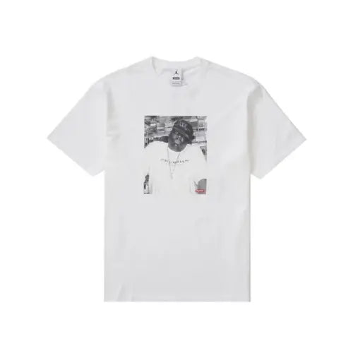 Supreme Jordan Biggie S/S T-shirt White avec imprimé photo de The Notorious B.I.G., collaboration iconique entre Supreme et Jordan en coton blanc premium. Disponile sur Offsneakz.