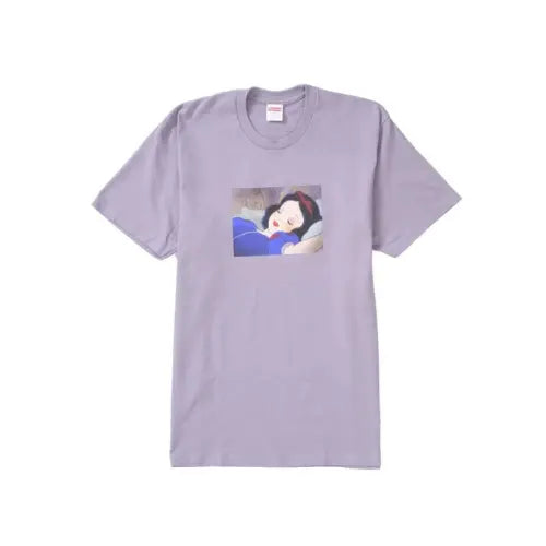 T-shirt Supreme Snow White Dusty Purple avec imprimé Blanche-Neige sur la poitrine, pièce streetwear collector. Disponible sur Offsneakz.