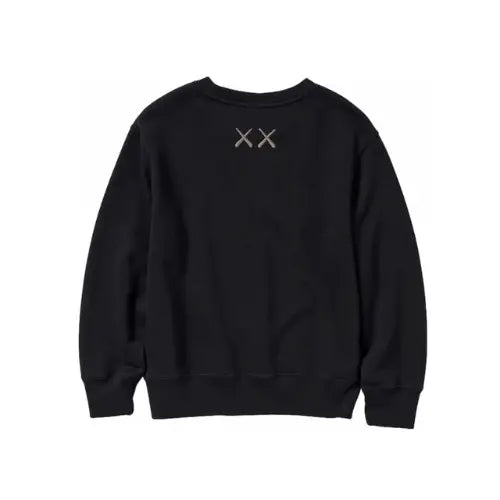 Dos du sweat noir KAWS x Uniqlo avec logo double croix signature, style streetwear minimaliste et iconique. Disponible sur Offsneakz.