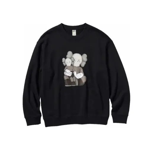 Sweat noir KAWS x Uniqlo avec imprimé ‘Companion’ emblématique à l’avant, design streetwear tendance et coupe confortable. Dsiponible sur Offsneakz.