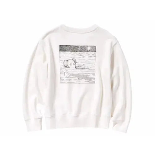 Sweat KAWS x Uniqlo Ocean White FW23 – vue arrière avec grand imprimé artistique en noir et blanc représentant les personnages KAWS dans un paysage marin sous un ciel étoilé. Disponible sur Offsnakz.