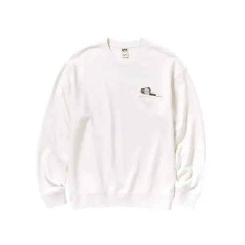 Sweat KAWS x Uniqlo Ocean White FW23 – vue avant avec imprimé minimaliste du personnage KAWS allongé, col rond et coupe décontractée en coton blanc. Disponible sur Offsneakz.