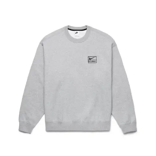 Sweat Nike x Stüssy Crew Fleece Gris – sweat-shirt unisexe en coton premium gris chiné, coupe classique, col rond et logo Nike x Stüssy brodé sur la poitrine pour un style streetwear minimaliste et tendance. Disponible sur Offsneakz.