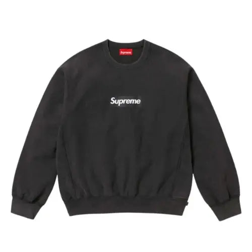 Sweat Supreme Washed Box Logo Black en coton noir avec logo Supreme brodé blanc sur la poitrine, style streetwear iconique. Disponible sur Offsneakz.