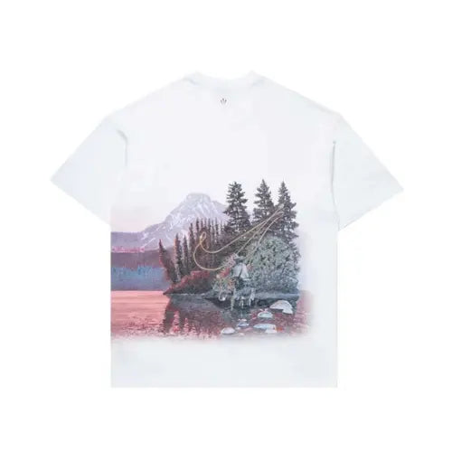 Dos du T-shirt Nike x NOCTA Opal Reels White avec illustration montagne, forêt et pêcheur, design inspiré des grands paysages nord-américains, collection streetwear en collaboration avec Drake.