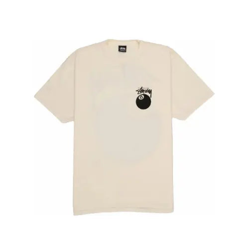 T-shirt Stüssy 8 Ball Pigment Dyed Natural en coton beige avec logo Stüssy et petite boule 8 noire sur la poitrine. Disponible sur Offsneakz.