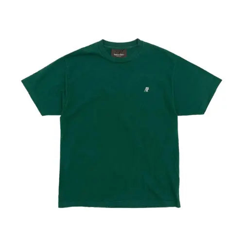 T-shirt Travis Scott CJ x Audemars Piguet Green Watch Face vert avec logo AP sur la poitrine, disponible sur Offsneakz.