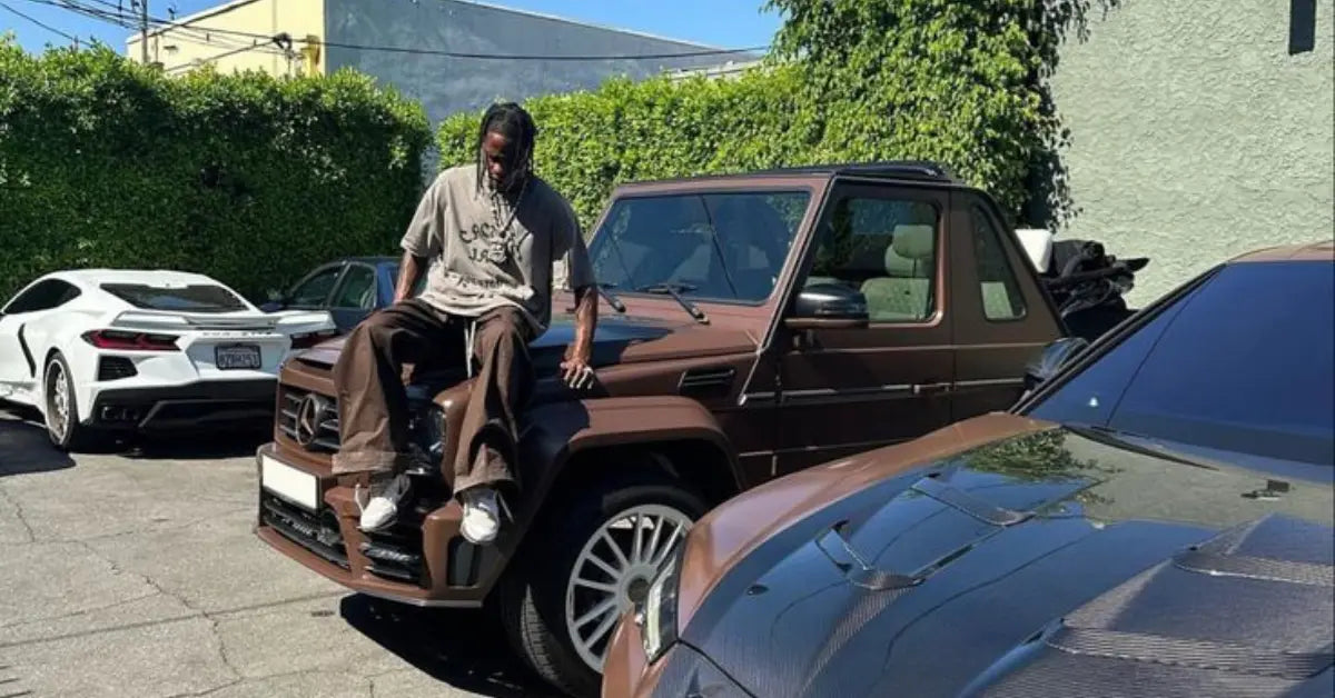 Travis Scott assis sur le capot d'un mercedes GLK