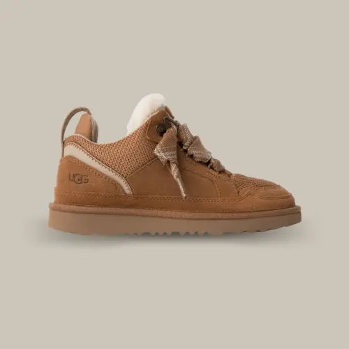 La UGG Lowmel Chestnut vue de côté avec sa tige en toile recyclé de couleur marron et sa semelle en EVA.