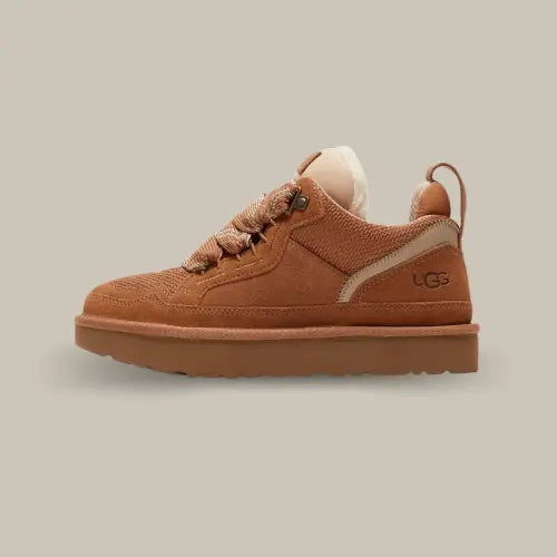 La UGG Lowmel Chestnut vue de côté avec sa tige en toile recyclé de couleur marron et sa semelle en EVA.