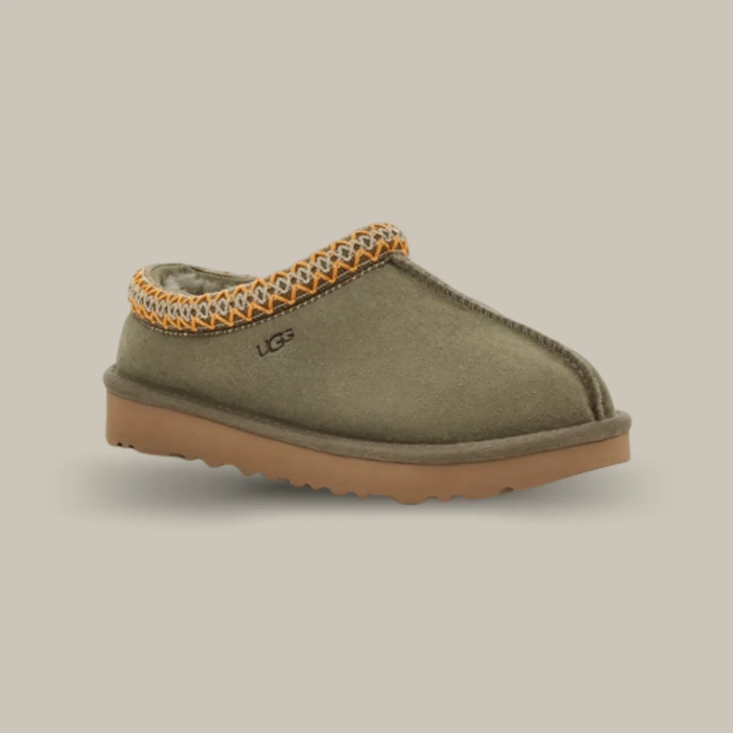 La Ugg Tasman Slipper Burnt Olive Gum est composé d’une tige en daim vert olive et d’un tressage en polyester recyclé jaune et blanc. On retrouve le logo UGG sur le coté extérieur et une couture sépare la paire en deux pour donner du relief. La doublure UGGPLUSH en laine recyclée est toujours présente à l’intérieur pour assurer le confort ainsi que la semelle extérieure en EVA pour assurer le maintien.