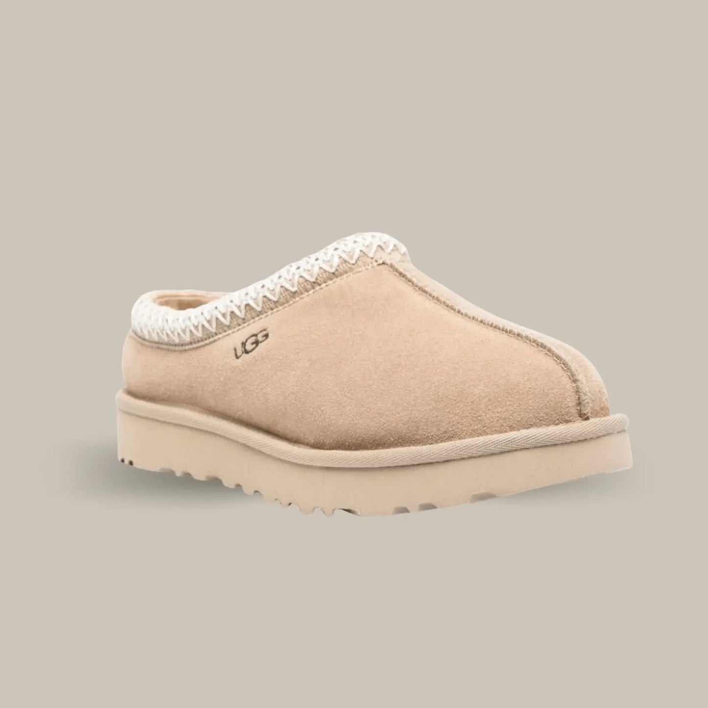 Cette UGG Tasman Slipper Mustard Seed ajoute une touche de couleur vibrante à votre garde-robe, tout en conservant la qualité exceptionnelle qui caractérise la marque UGG grace à son empeigne en daim couleur graine de moutarde et son tressage en polyester recyclé moutarde et blanc.