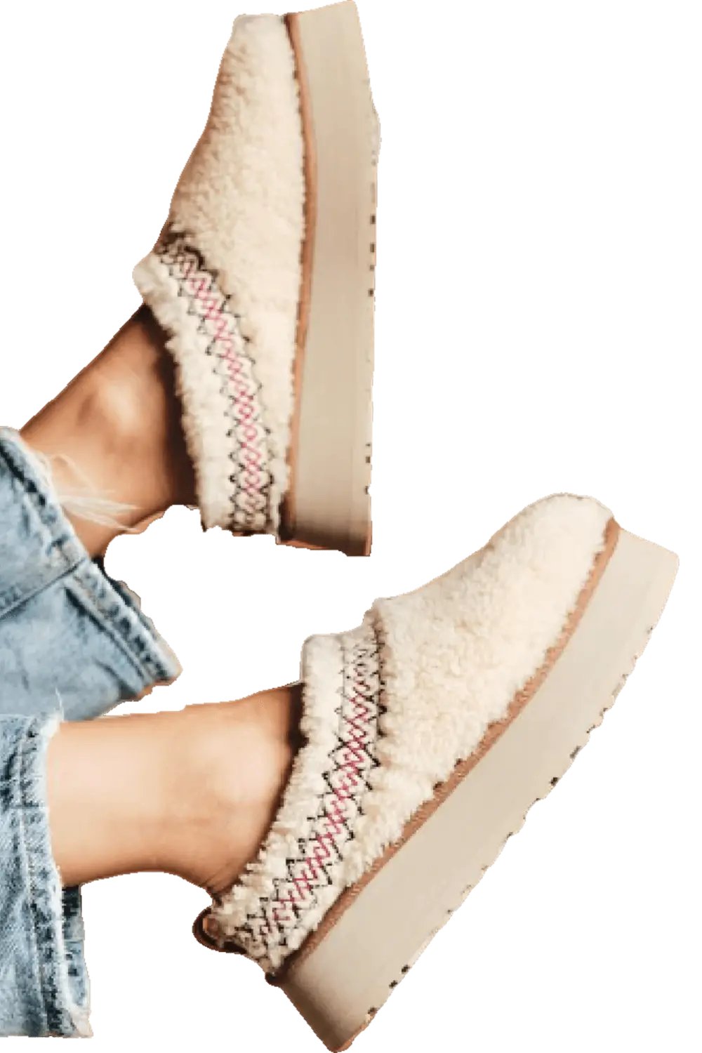 Une fille qui pourte une paire Ugg Tazz Braid Natural avec un jean large bleu clair sur un fond transparent.