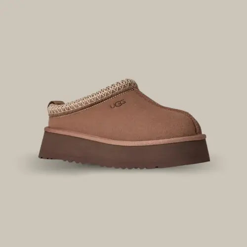 Ugg Tazz Rocky Oak avec finition tressée sur le col. Disponible sur Offsneakz.