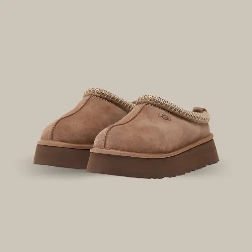 Paire de Ugg Tazz Rocky Oak vue de trois quarts avant sur fond neutre. Disponible sur Offsneakz.