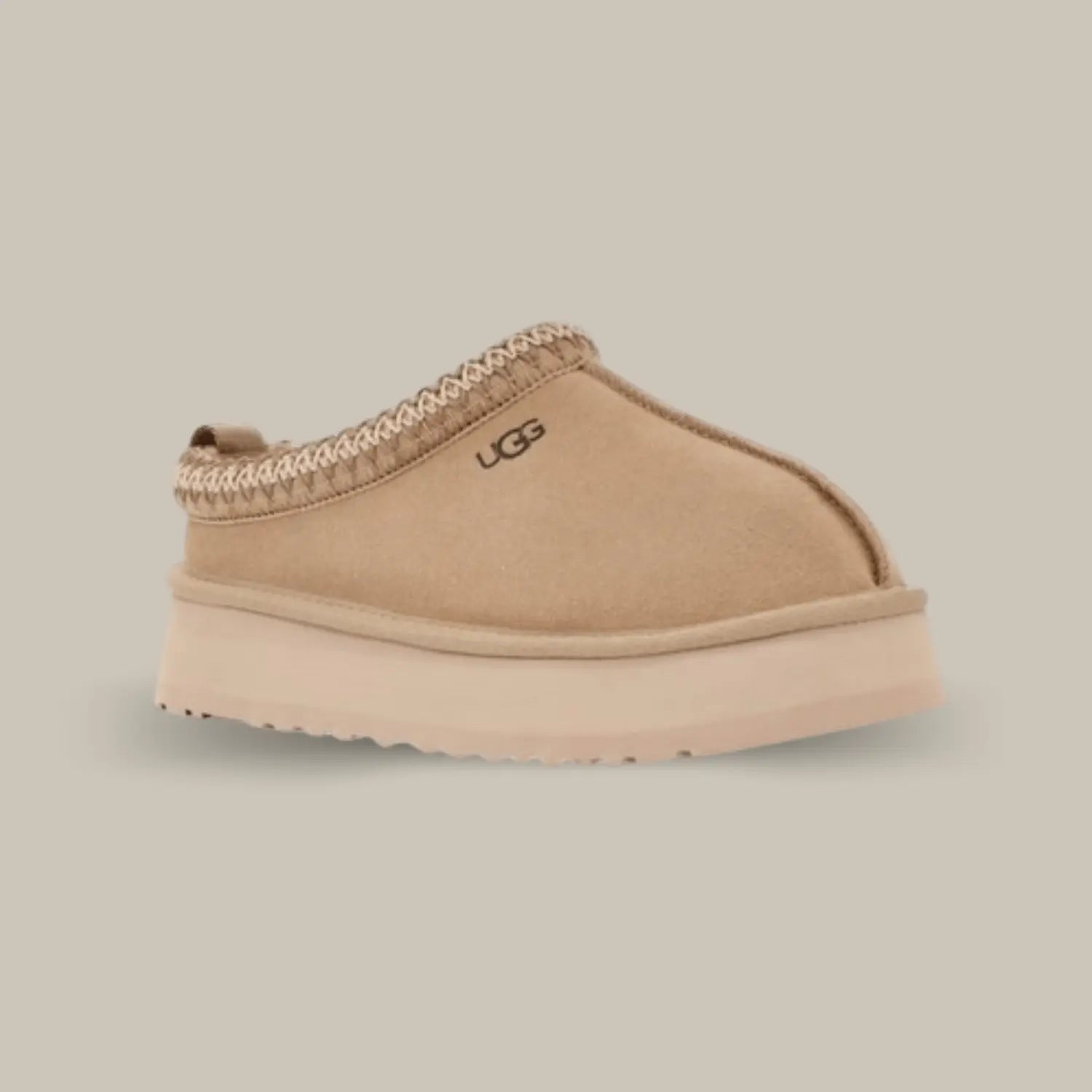 UGG Tazz Slipper Mustard Seed possède une empeigne en daim couleur moutarde avec son célèbre tressage en polyester recyclé moutarde et blanc. On retrouve également la doublure UGGPLUSH en peau de mouton et laine recyclée qui offrent une sensation de douceur inégalée. La semelle compensée de 3.8 cm en mousse beige assure un confort optimal à chaque pas.  