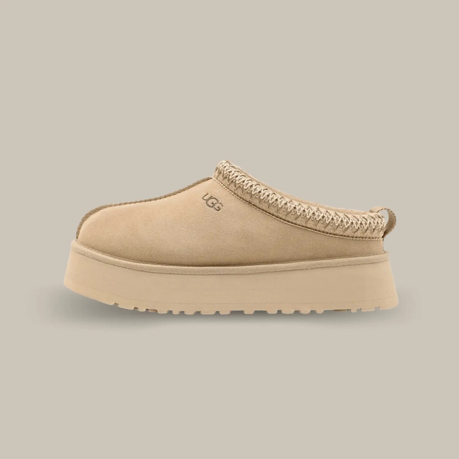 La UGG Tazz Slipper Mustard Seed de coté avec son empeigne en daim couleur moutarde, son tressage en polyester recyclé moutarde et blanc et sa semelle compensée de 3.8cm.