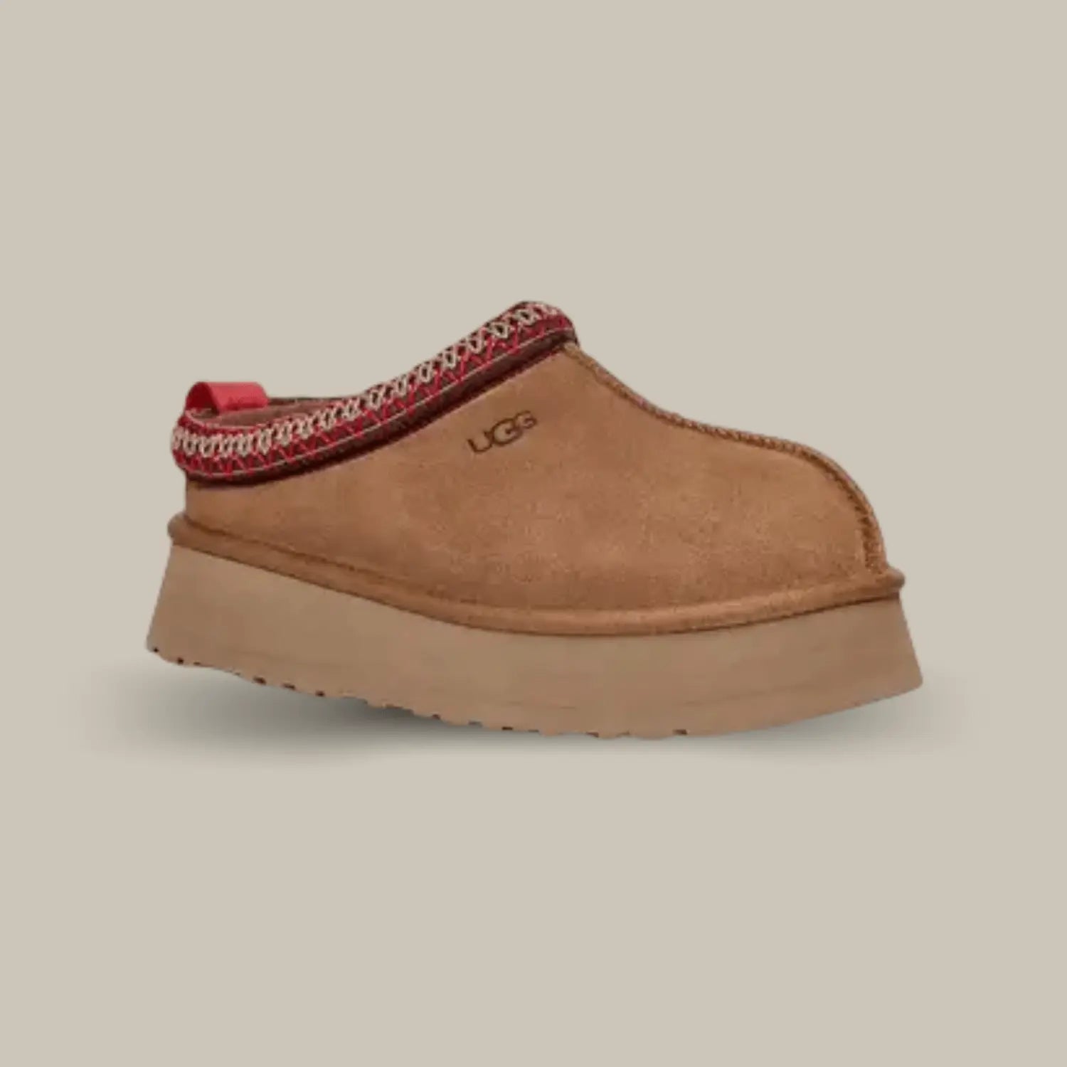 La UGG Tazz Slipper Chestnut possède une tige en daim et une tresse rouge et blanche en polyester recyclé. On retrouve la doublure en UGGPLUSH qui est une laine recyclée combinée à de la peau de mouton. Et pour finir la célèbre semelle compensée en EVA de 3.8 cm pour un maintien optimum.
